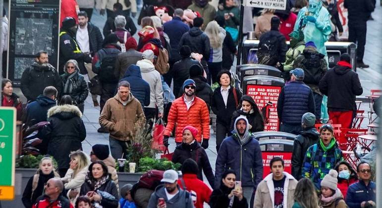 Pessoas andam na Times Square em Manhattan, nos EUA