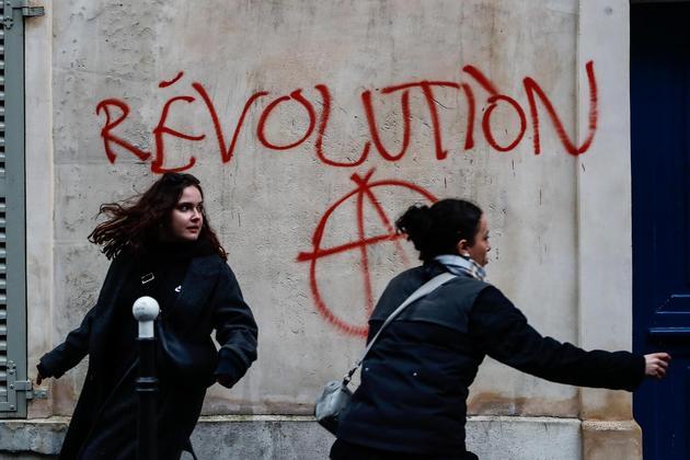 Pessoas participam de manifestação após a proclamação da decisão do Conselho sobre o texto da reforma da previdência do governo em Paris. Teresa Suarez / EPA / EFE – 14/04/2023