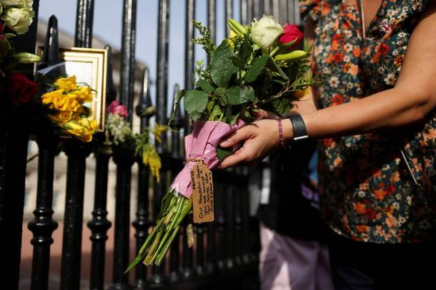 A sexta-feira (8) marcou um ano da morte da rainha Elizabeth 2ª e também o primeiro ano do reinado de Charles 3º. Admirada por estadistas do mundo e querida por todos, a falecida soberana foi alvo de homenagens no Palácio de Buckingham, em Londres, pela manhã