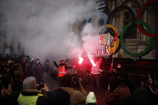 Pessoas protestam em frente ao Hôtel de Ville, o prédio da prefeitura de Paris, depois que o Conselho Constitucional do país proclamou decisão favorável ao texto da reforma da previdência proposta pelo governo do presidente Macron. Yoan Valat / EPA / EFE - 14/04/2023