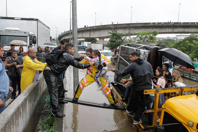 Pessoas são resgatadas em meio ao alagamento na Marginal Tietê, na altura da Ponte das Bandeiras, na manhã desta segunda-feira, 10. (FÁBIO VIEIRA/ESTADÃO CONTEÚDO)