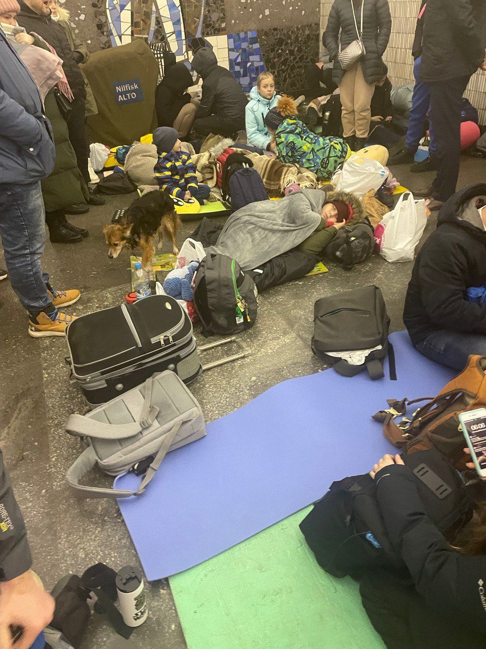 pessoas-se-acomodam-e-dormem-nas-estacoes-de-metro-em-kiev-que-funcionam-como-abrigo-antibomba-17032022113847097 Menino de 11 anos que fugiu sozinho da Ucrânia reencontra mãe