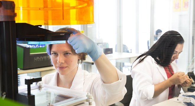 Hoje, maioria dos aparelhos auditivos já é fabricada por impressoras 3D