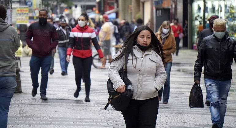 Pessoas usam casacos contra o frio intenso na região central de São Paulo