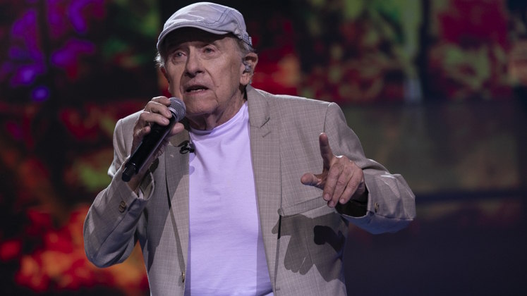 Aos 79 anos, o candidato Peter Michael provou que sua potência vocal está intacta e que também supera as expectativas no palco. O semifinalista nasceu na Inglaterra e é conhecido como o 