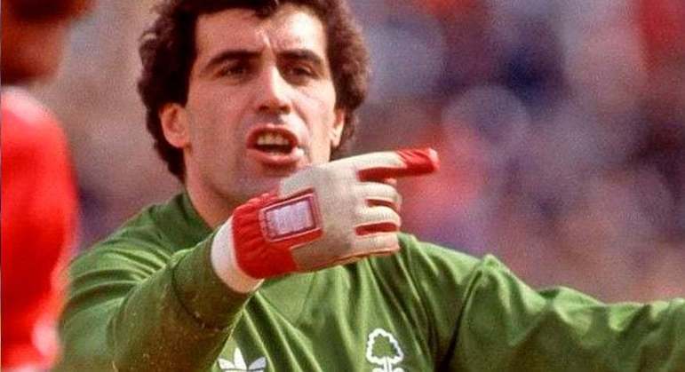 Peter Shilton (Inglaterra) - 40 anos, 9 meses e 22 dias / Atingiu a marca no jogo Itália 2x1 Inglaterra, pela Copa de 1990.