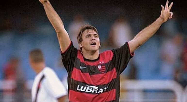 1. Petković — 83 golsO meia sérvio iniciou a carreira no Brasil no Vitória, mas também passou por Flamengo, Vasco da Gama, Fluminense, Goiás, Santos e Atlético-MG. No Rubro-Negro, em especial, esteve em campo em 196 partidas e se tornou ídolo 
