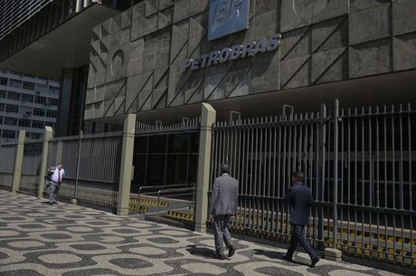 Petrobras corta 25% de jornadas e salários de funcionários 