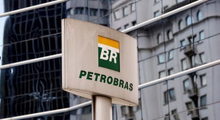 Logotipo da Petrobras, em escritório da empresa, em São Paulo