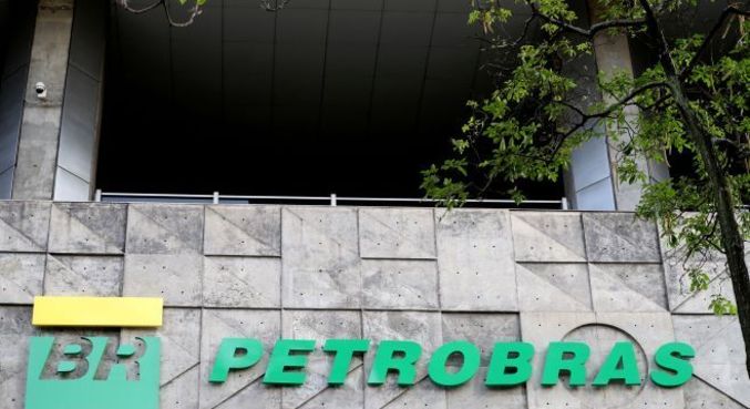 Logo da Petrobras na fachada da sede da empresa, no Brasil 