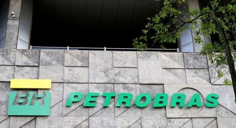 Logo da Petrobras na fachada da sede da empresa, no Brasil