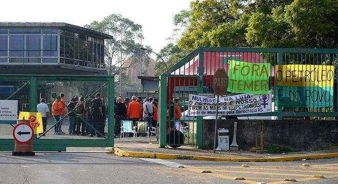 Petroleiros reunidos hoje na Refinaria Alberto Pasqualini, em Canoas (RS)