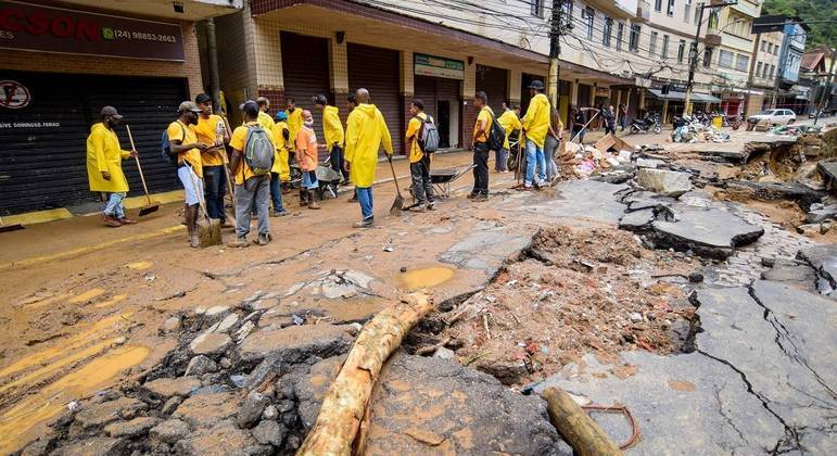 Moradores e voluntários trabalham para salvar o que restou das enchentes em Petrópolis