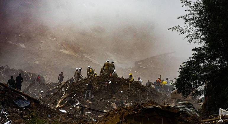 Destroços dos deslizamentos em Petrópolis, na região serrana do Rio de Janeiro