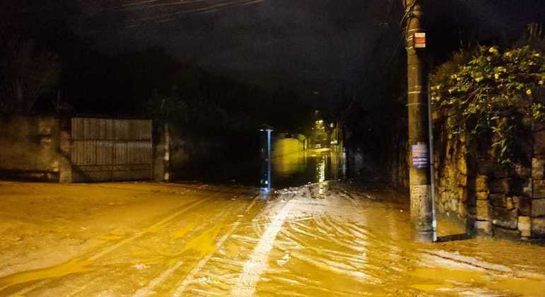 Rua Olavo Bilac ficou coberta pela lama
