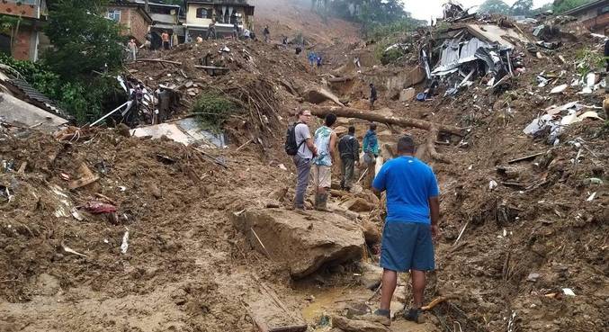 Cerca de 400 bombeiros atuam na região do Alto da Serra
