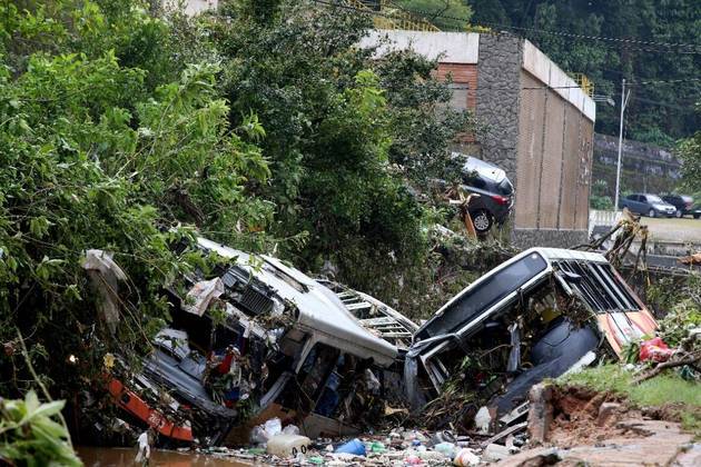 Os familiares estão sendo acolhidos e atendidos na Sala Lilás do posto de perícia do município. Mais de 400 bombeiros atuam no local, atingido por um temporal na noite de ontem. A orientação é que a população evite a cidade, tendo em vista as dificuldades de transporte e locomoção no momento Os familiares estão sendo acolhidos e atendidos na Sala Lilás do posto de perícia do município. Mais de 400 bombeiros atuam no local, atingido por um temporal na noite de ontem. A orientação é que a população evite a cidade, tendo em vista as dificuldades de transporte e locomoção no momento