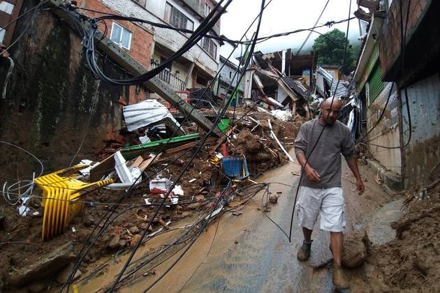 O número de mortos no temporal que atingiu a cidade de Petrópolis, na região serrana do Rio de Janeiro, subiu para 39, até as 11h desta quarta-feira (16). O governador Cláudio Castro disse que há um 