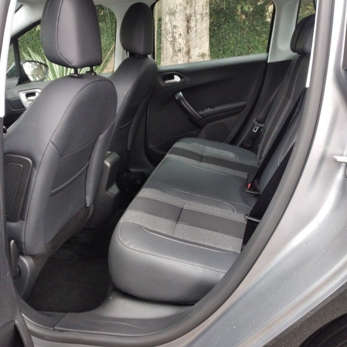 Peugeot 2008 Style tem uma boa medida para um SUV, já que confere um bom espaço interno com seus 2.537 mm de entre-eixos