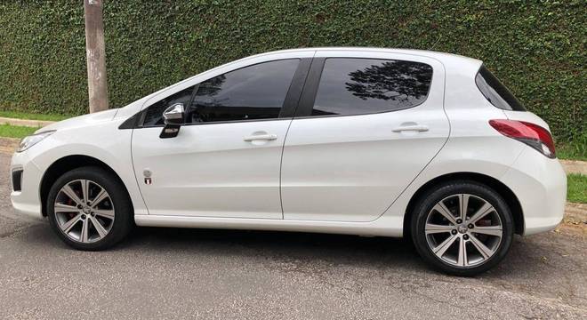 Espaoso mas no muito alto Peugeot 308 vive raspando nas valetas com dianteira bicuda