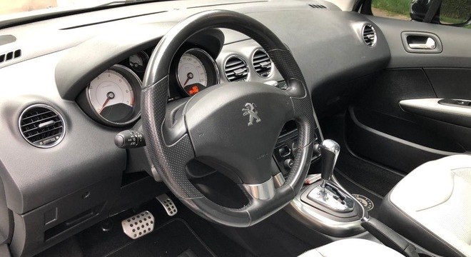 Acabamento interno  de boa qualidade com painel soft touch e metais de toque frio 
