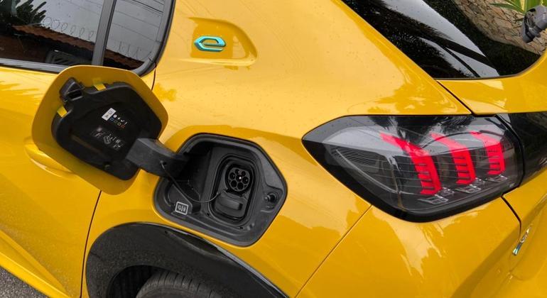 Carregamos o e-208 somente em pontos públicos que variam de 3,6kW a 7kw