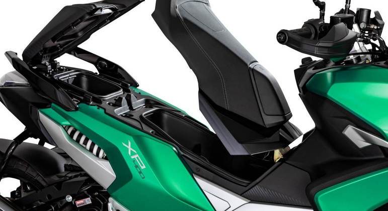 Moto tem espaço para carregar objetos ou capacete embaixo do banco