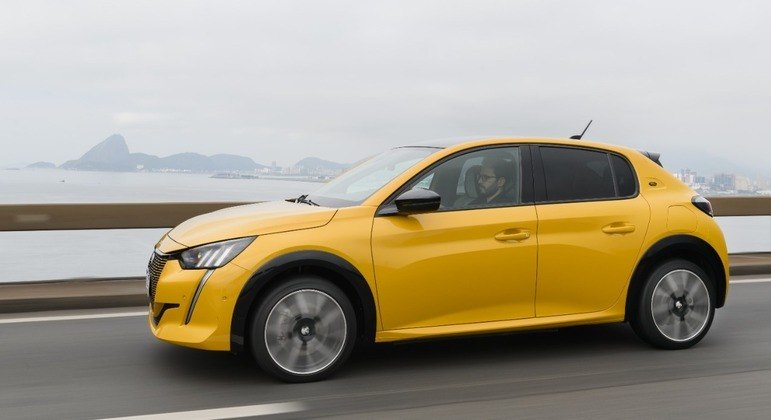 Novo Peugeot e-208 GT conta com plug Type 2, para corrente alternada e plug CCS-2 para corrente contínua