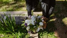 Homem divide opiniões ao visitar túmulo do filho no aniversário dele e da irmã gêmea que está viva