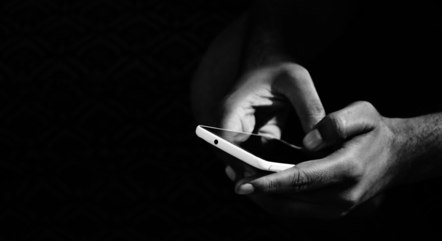 Smartphones dão acesso a tudo que traz prazer, como comida, compras, entretenimento, sexo, drogas, etc. 