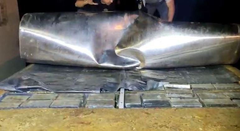 Organização contratava fretes lícitos e escondia as drogas em fundo falso nos caminhões