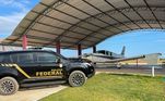 A Operação Vikare, da PF (Polícia Federal), cumpre 73 mandados em nove estados do país nesta quarta-feira (20), e já bloqueou bens com valores que superam R$ 5,8 milhões. Durante a ação, a PF interditou um aeroporto privado ligado a Isaac Alcolumbre, primo do senador Davi Alcolumbre (DEM-AP), além de apreender aviões e carrões de luxo
