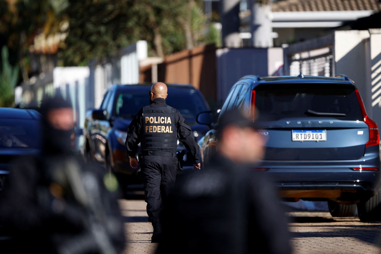 Polícia Federal Faz Buscas Na Casa De Bolsonaro Em Brasília - Fotos ...