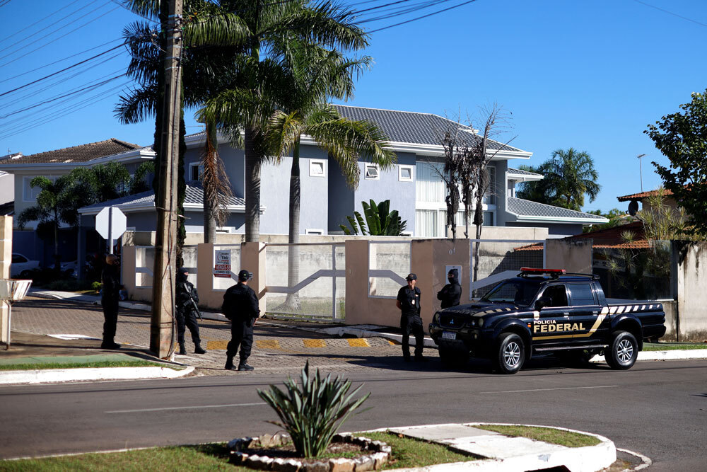 PF cumpre mandado de busca e apreensão na casa de Bolsonaro
