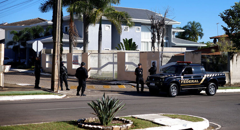 PF cumpre mandado de busca e apreensão na casa de Bolsonaro