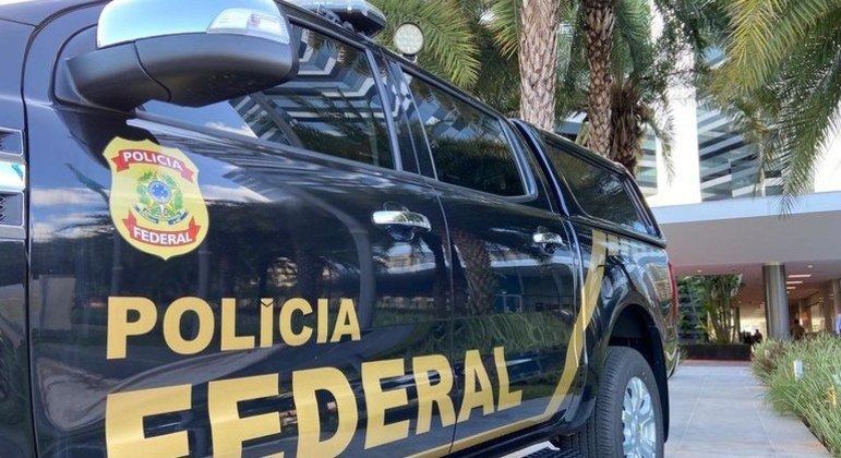 Viatura da Polícia Federal em frente a um prédio durante uma das operações da corporação
