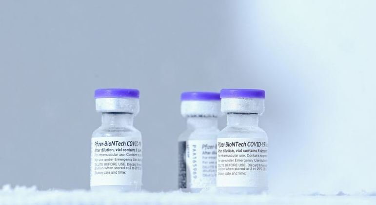 Vacinados com a Janssen recebem dose de reforço com a Pfizer em SP
