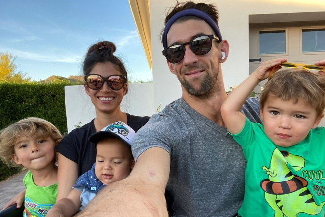 Phelps é casado com Nicole Michele e eles têm três filhos: Beckett, Boomer e Maverick. São eles que mais ajudam o nadador a seguir os dias em casa. 'Querem saber a minha verdade? Como estou lidando com a quarentena e a pandemia? Vamos colocar assim: ainda respiro. O meu humor oscila. A pandemia tem sido das coisas mais assustadoras pelas quais já passei'