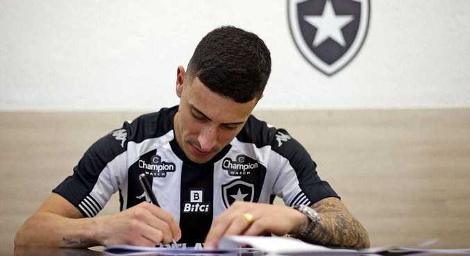 Philipe Sampaio assina contrato para ser o novo zagueiro do Botafogo