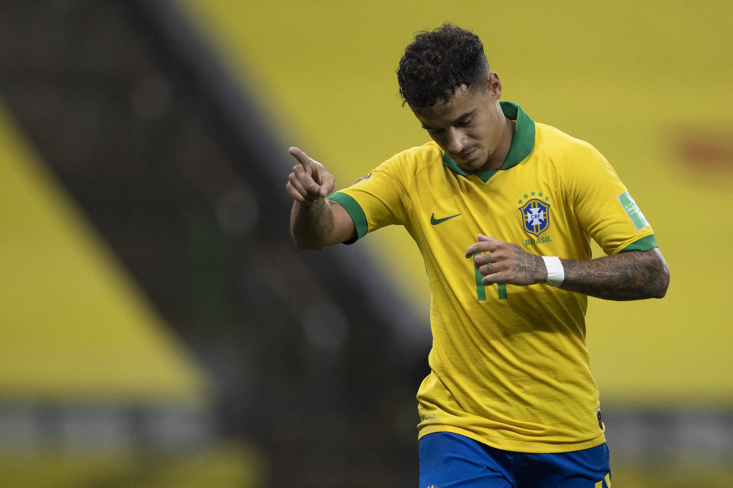 Torcedores em busca de cerveja acabam a noite com leões em palácio de xeque  - Futebol - R7 Copa do Mundo