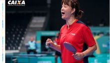 Chilena de 57 anos vence no tênis de mesa e leva o público à loucura