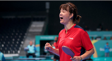 Tania Zeng, 57, avançou para as oitavas de final do tênis de mesa