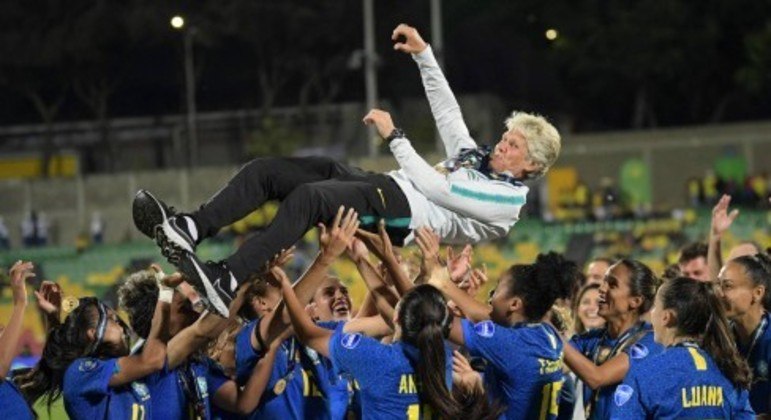 A sueca Pia é jogada ao alto pelas jogadoras da seleção. Pela conquista da Copa América