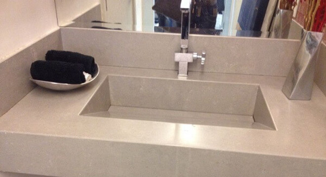 Pia de porcelanato com fundo inclinado