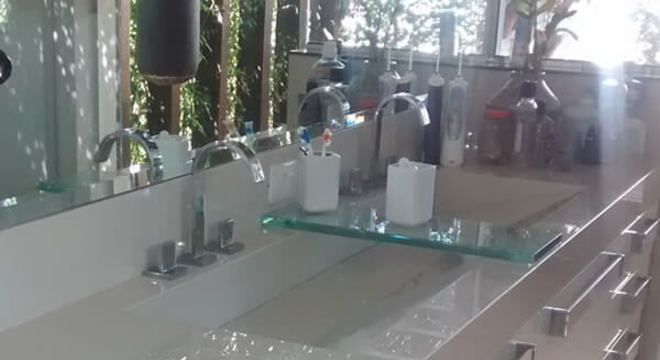 Pia de porcelanato com vidro