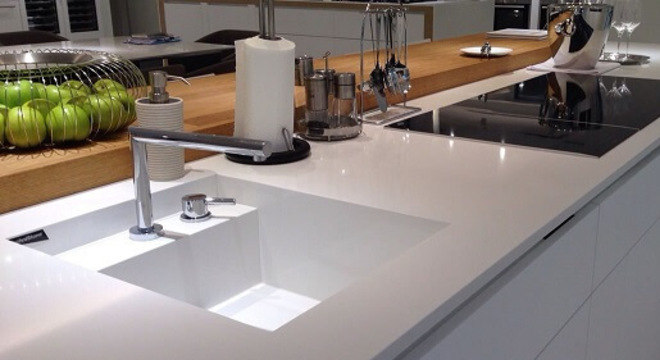 Pia de porcelanato cozinha branca