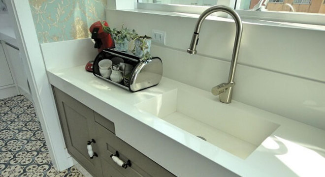 Pia de porcelanato cozinha branca com cuba esculpida