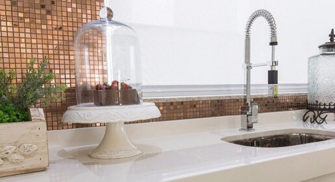 Pia de porcelanato cozinha branca e moderna