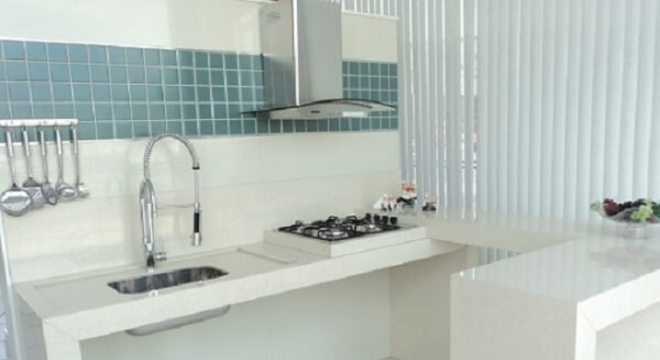 Pia de porcelanato cozinha com bancada branca