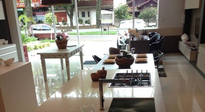 Pia de porcelanato cozinha com bancada grande